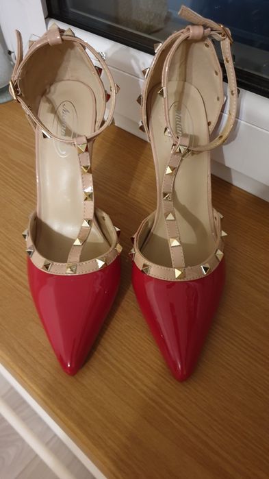 Szpilki czerwone lakierowane z ćwiekami rozmiar 38