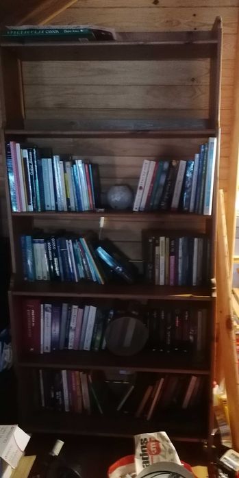 Estante em madeira da marca ikea