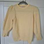 Reserved sweter z fakturą
