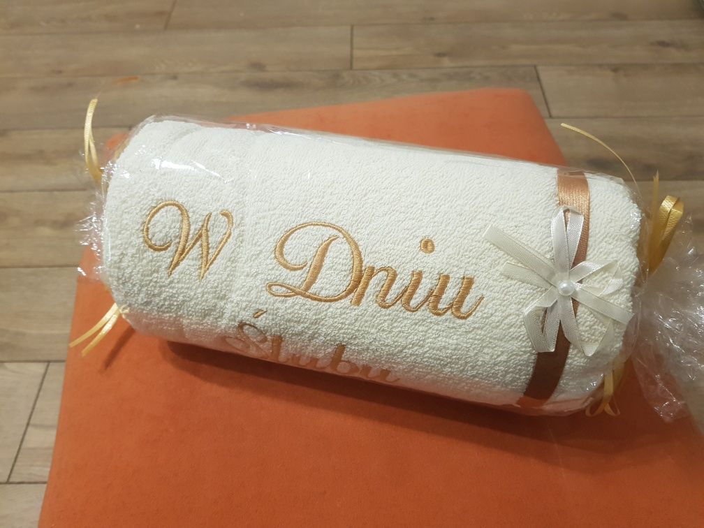 Ręcznik kąpielowy z napisem "W dniu ślubu"