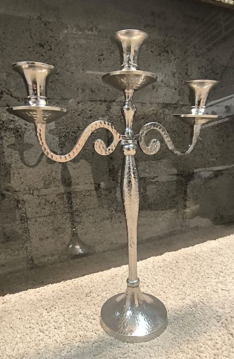 Belíssimo castiçal três lumes em metal, medidas: 44/30cm