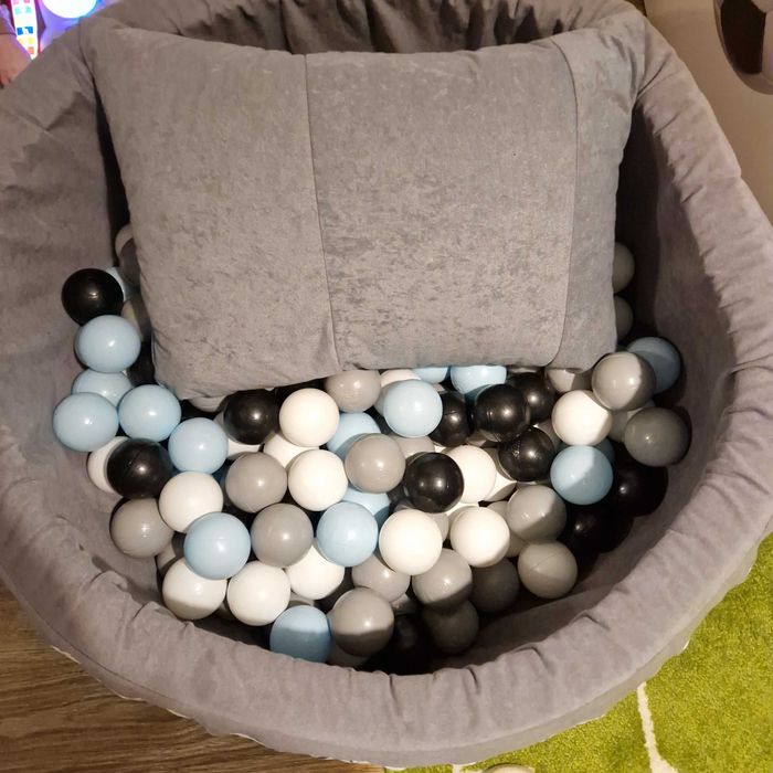 Suchy basen z kulkami