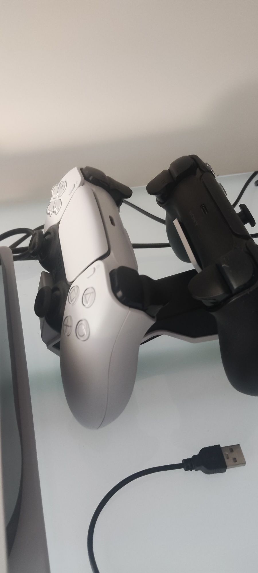 PlayStation 5 Digital com 2 comandos + suporte