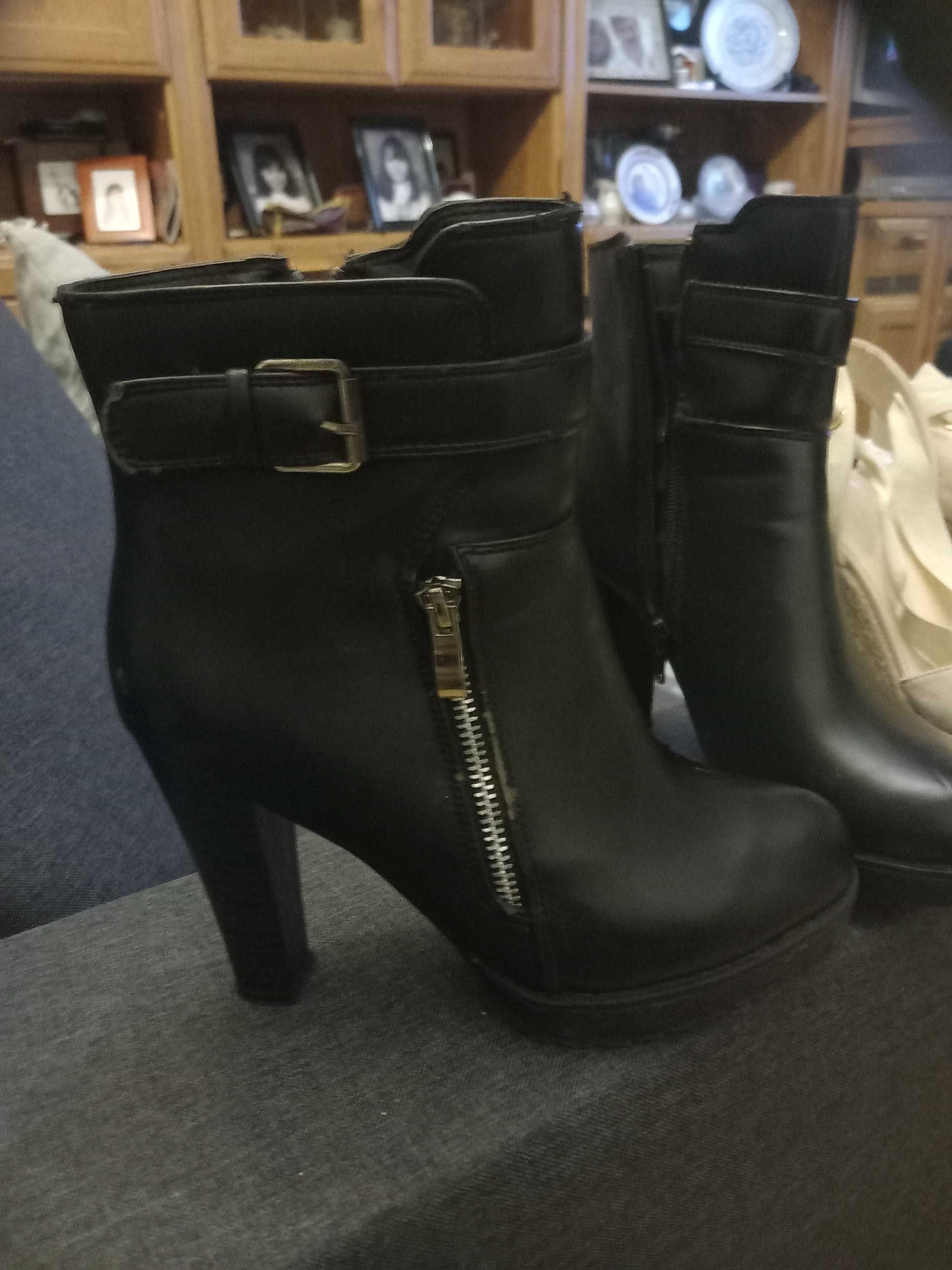 Um Par de botas e um de sandálias para cedência