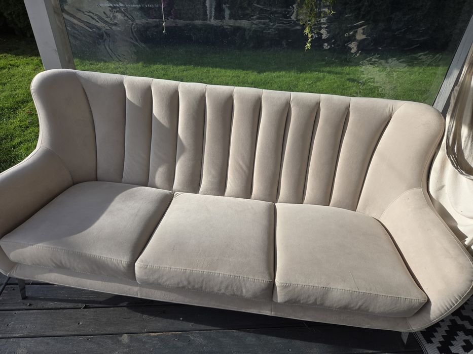 Komplet wypoczynkowy. Sofa 3 osobowa, fotel, puf.