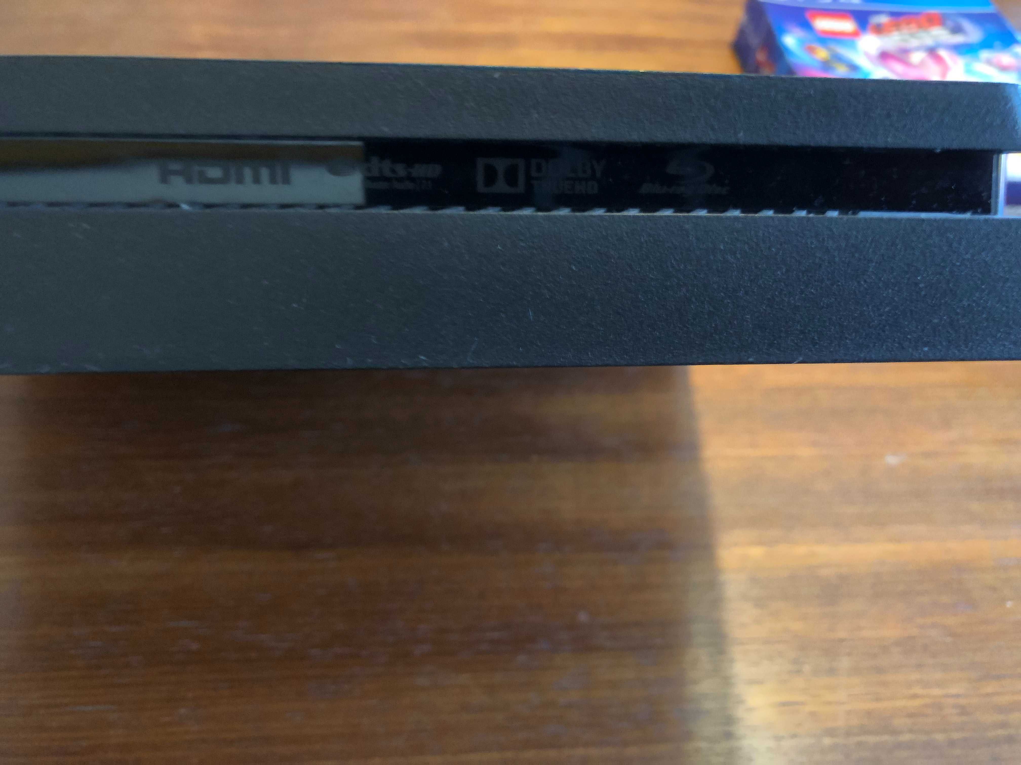 Playstation 4 em excelente estado, Comando e capa de comando.