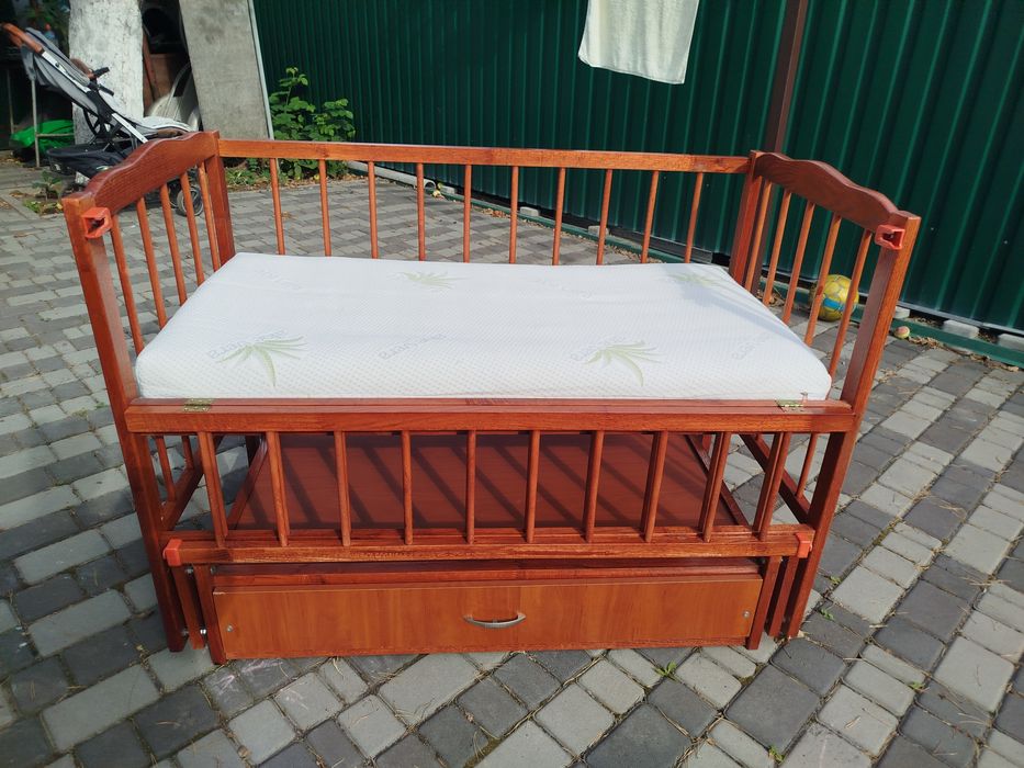 Дитяче ліжечко з маятникоподібним механізмом.