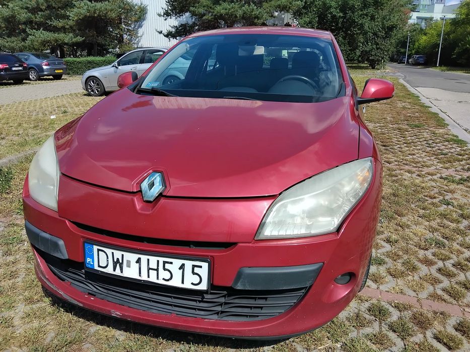 Renault Megane Sprzedam samochód w dobrym stanie, z widocznymi śladami użytkowania.