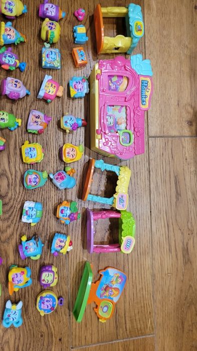 Figurki Moji Pops + 5 budek firmy Magicbox