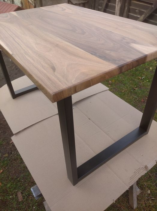 Столик журнальний з натурального горіха