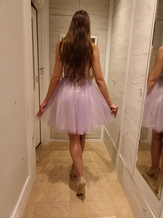 Liliowa sukienka z tiulem