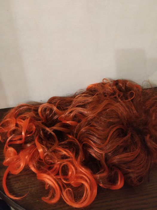 Парики карнавальные новые. Оранжевый и голубой.