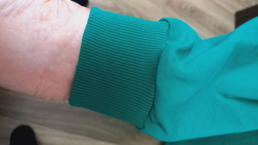 Свитшот размер L новый.