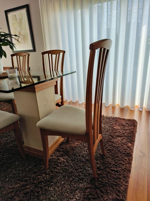 Mobília de Sala Cadeiras, mesa e aparador