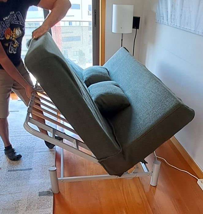 Sofá 3 lugares, sofá/cama com 2 conjuntos de capas amovíveis.