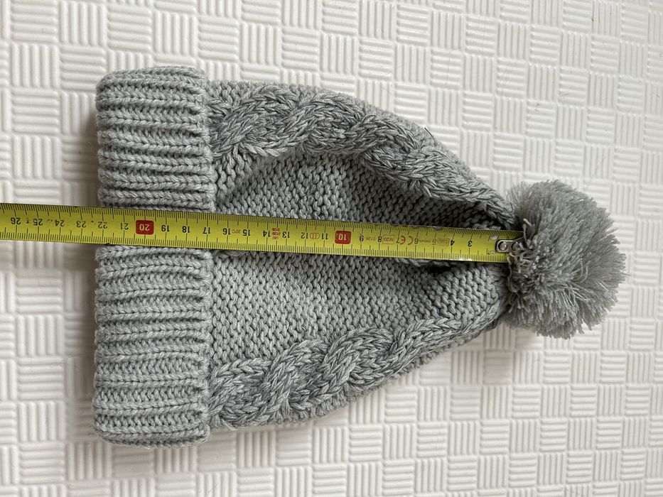 Вʼязана зимова жіноча шапка з помпоном сірого кольору