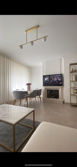 Mesa de jantar com tampo efeito marmore e pernas douradas