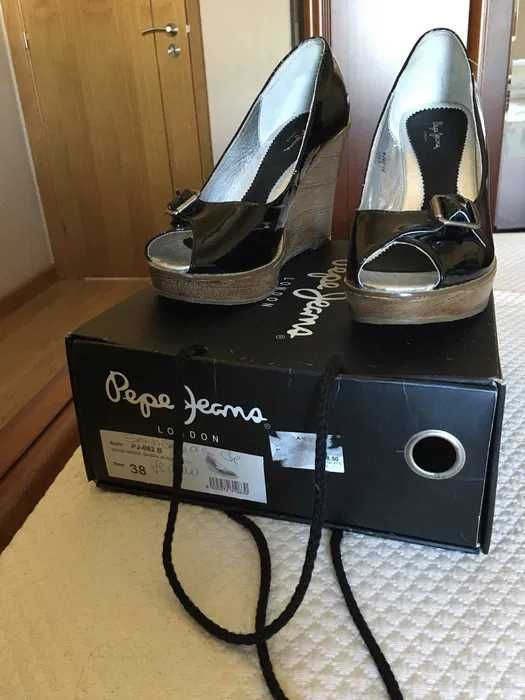 Sapatos pretos de cunha Pepe Jeans