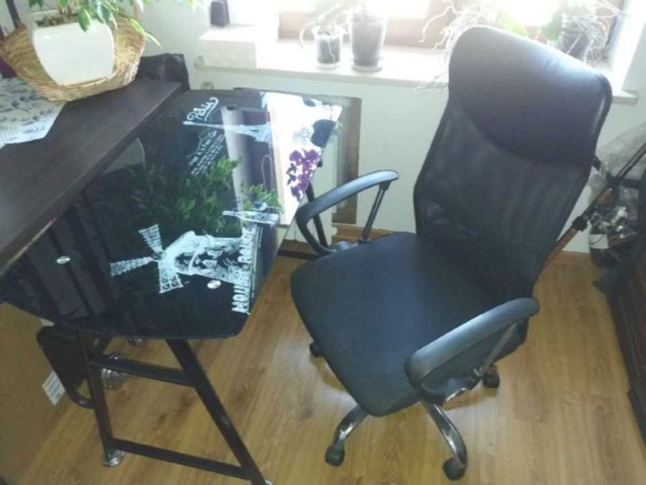 Biurko szklane 105x55, krzesło biurowe