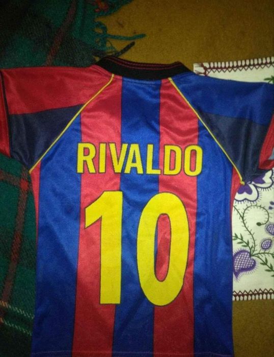Vendo Camisola Oficial do Barcelona Pequena com nome do mítico Rivaldo