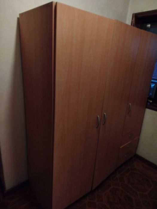 Guarda roupa três portas e gavetas