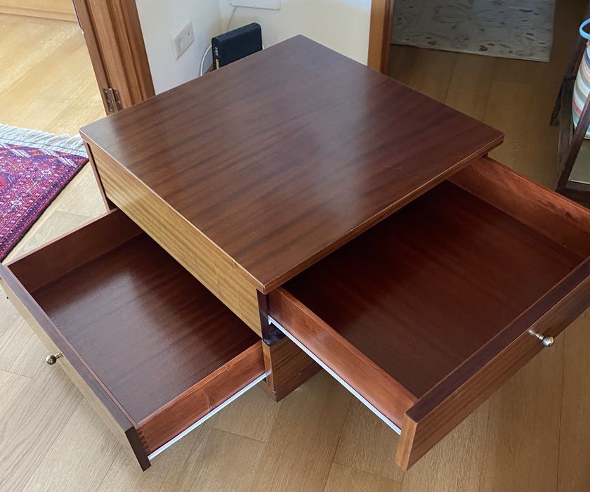 Móvel/mesa de apoio em mogno
Tampo qu