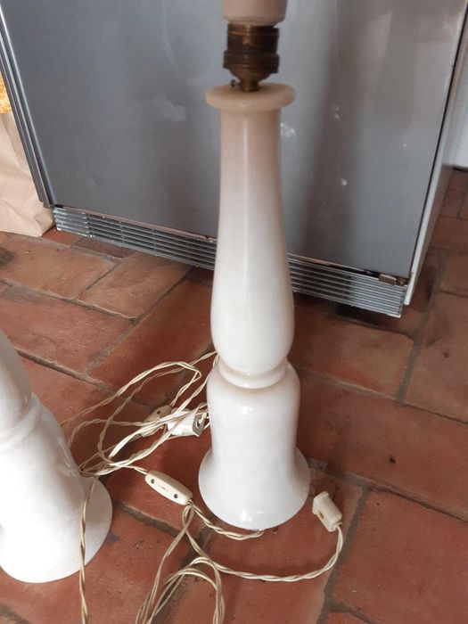 Candeeiros em mármore branco