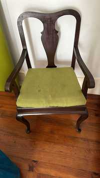 Cadeira em madeira antiga com estofo a precisar de limpeza