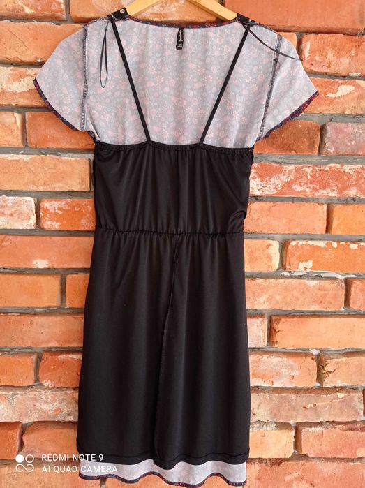 Czarna w drobne kwiaty sukienka Stradivarius S