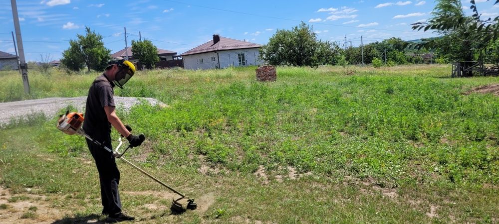 Покос трави спилювання дерев передроблення гілок у щепу