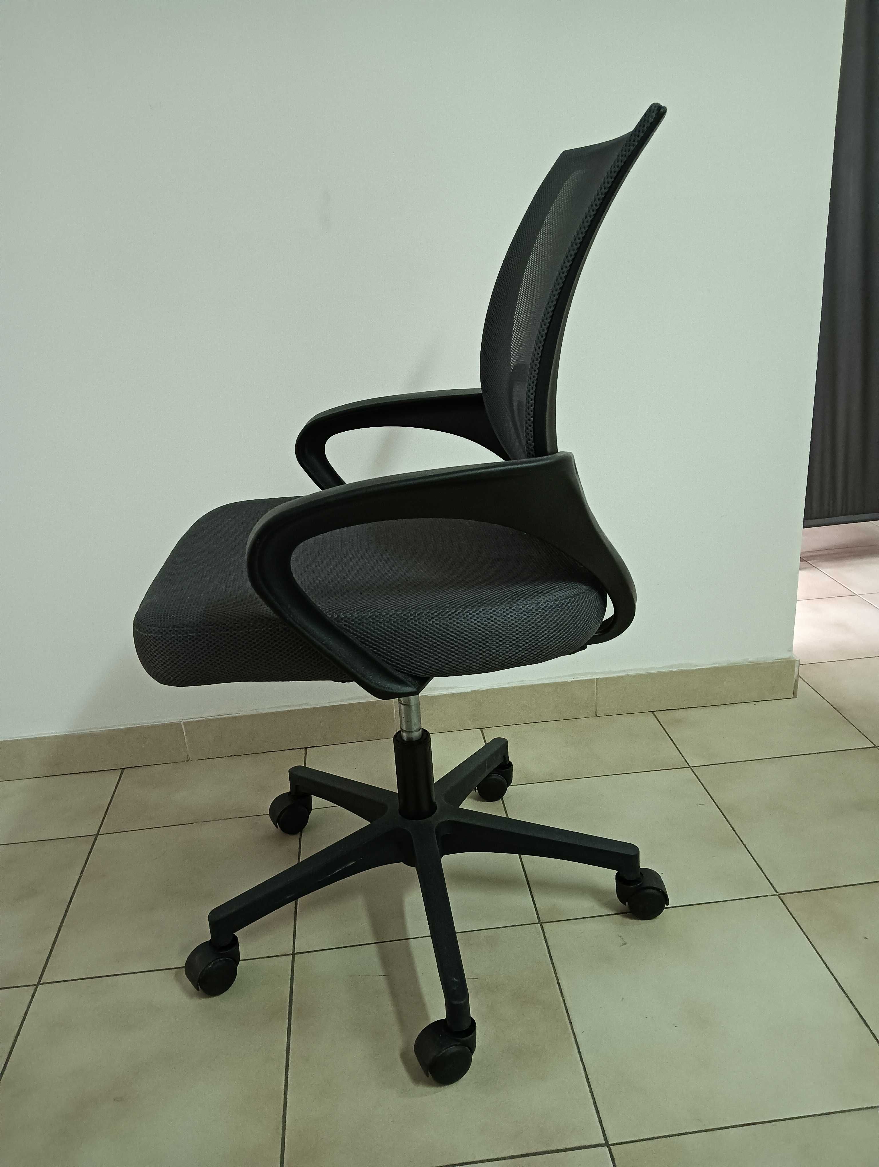 Vende-se Cadeira de Escritorio nova