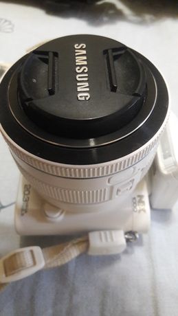 Фотоаппарат SAMSUNG NX 1000 в красивом белом цвете.