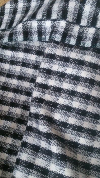 Полушерстяная ткань в клетку на пальто или костюм.