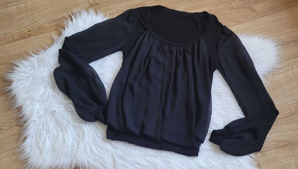Czarna bluzka bombka z szyfonowymi rękawkami