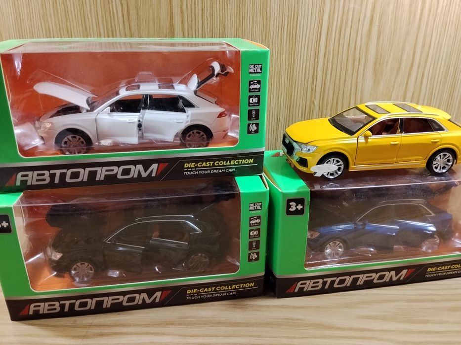 Модель Audi q8 1:32 Автопром металл свет звук инерция Ауди  машинки