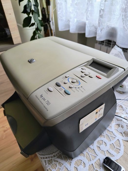 Stara drukarkę, drukuje w kolorze, kopiuje i skanuje HP laser Jet psc