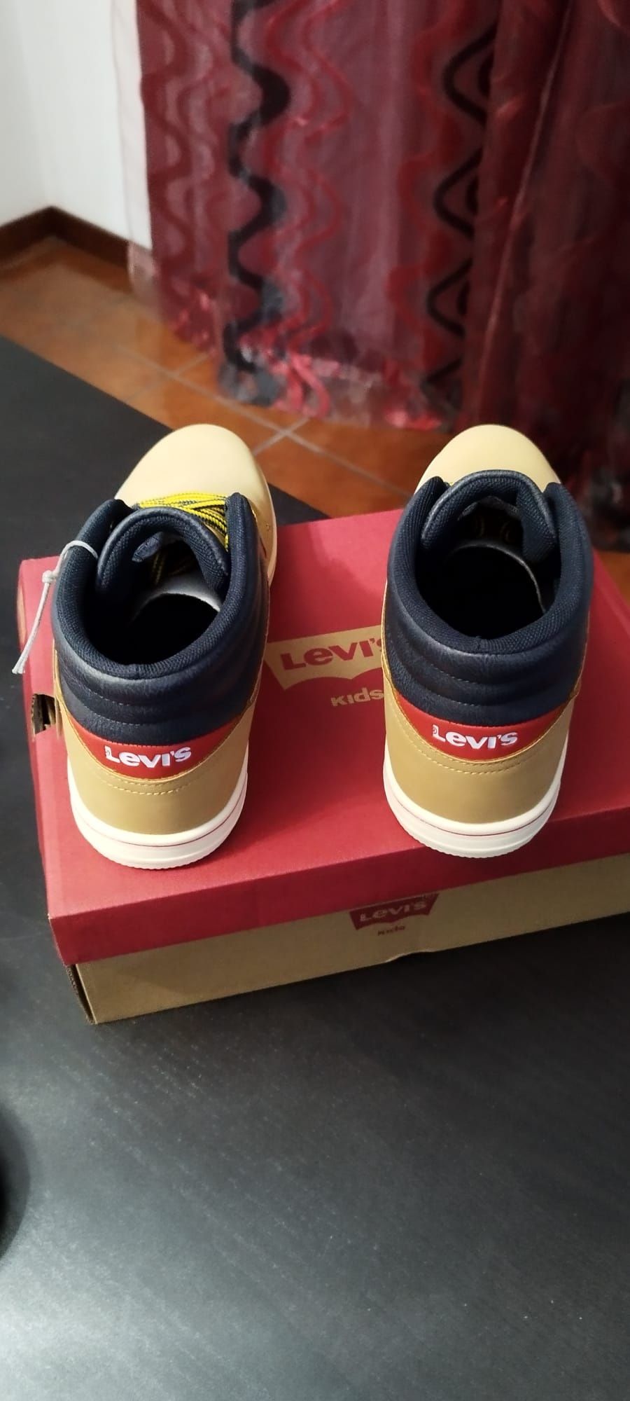 Sapatilhas Levi's Novas (37)