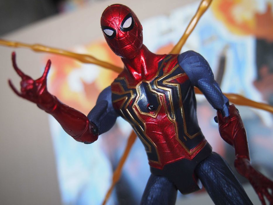 Spiderman z sierpami na plecach i światełkiem LED figurka kolekcjoner