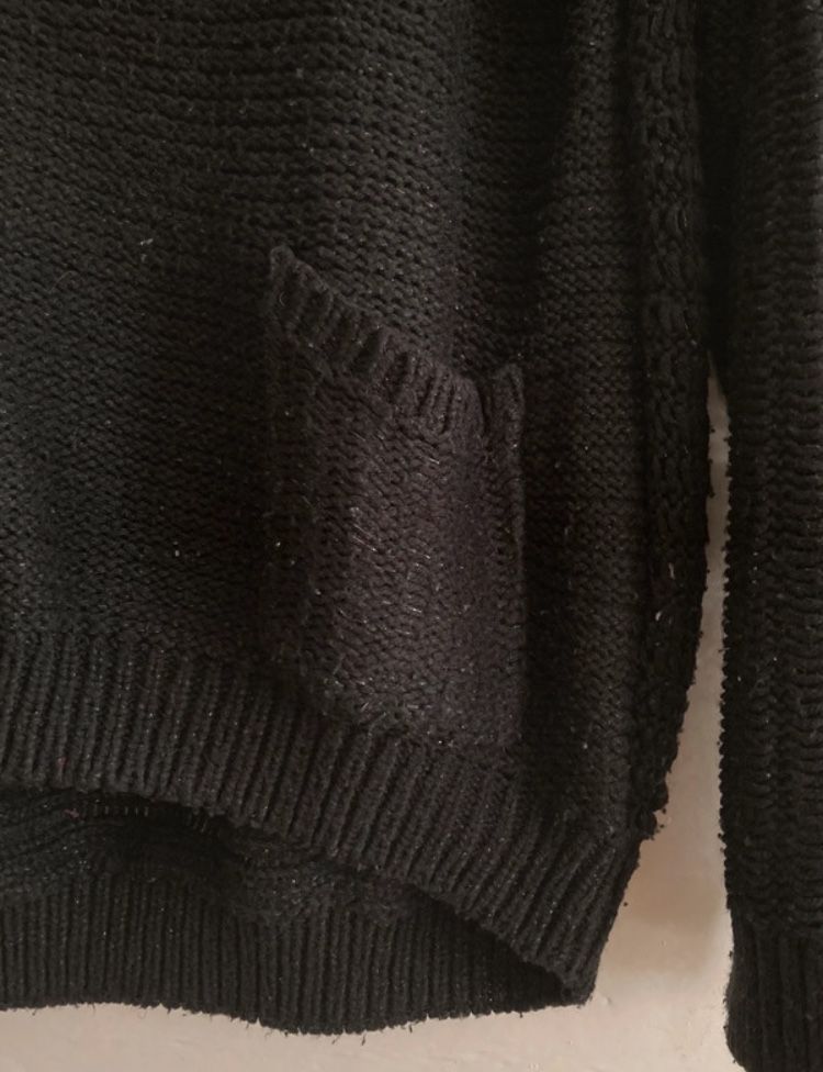 Sweter czarny z kieszeniami