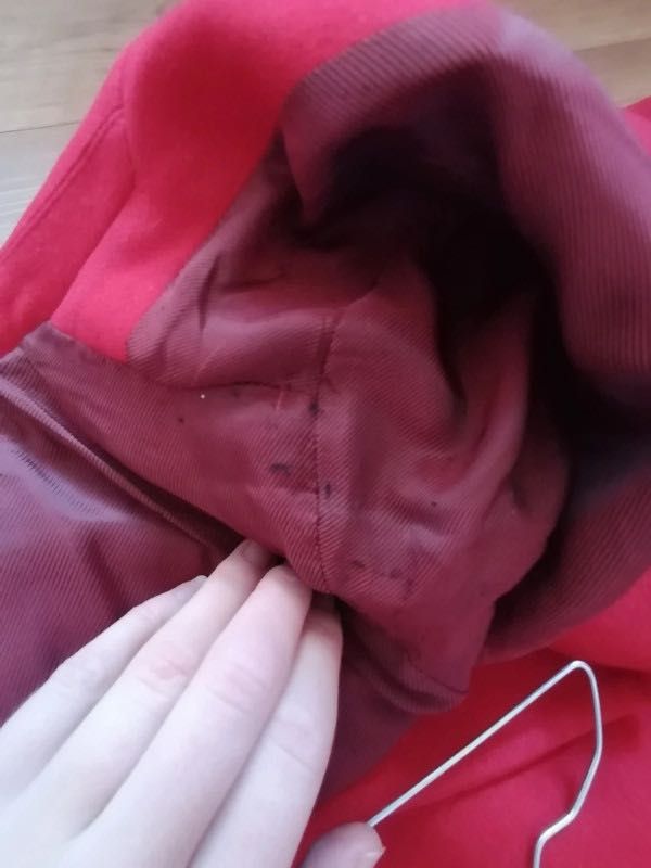 Czerwony wełniany płaszcz