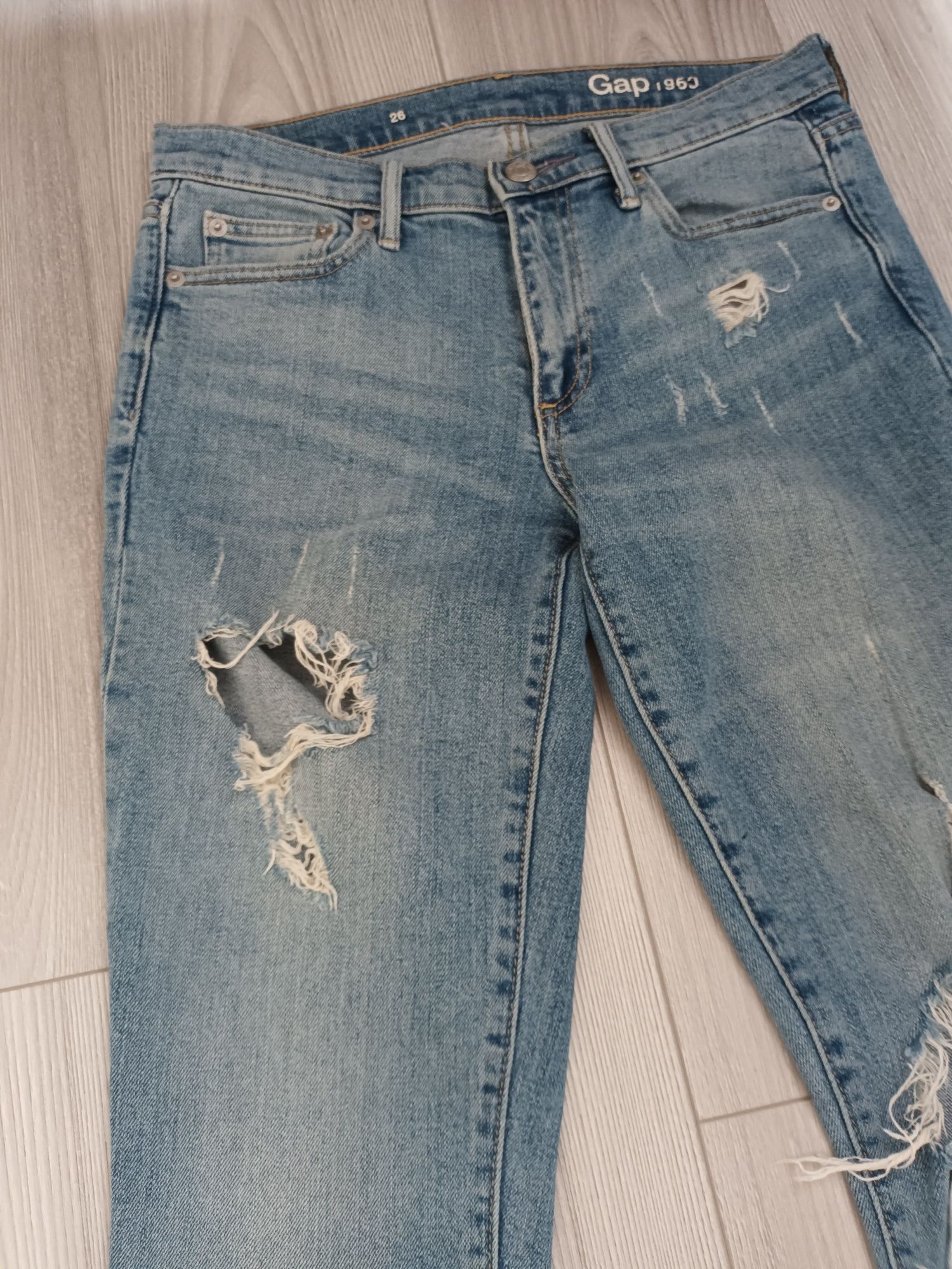 Spodnie damskie jeansy z dziurami