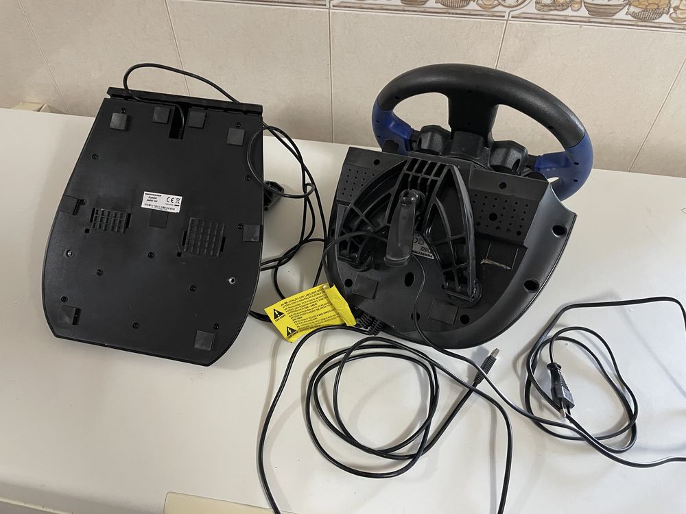 Volante e pedais PS Thrustmaster T150