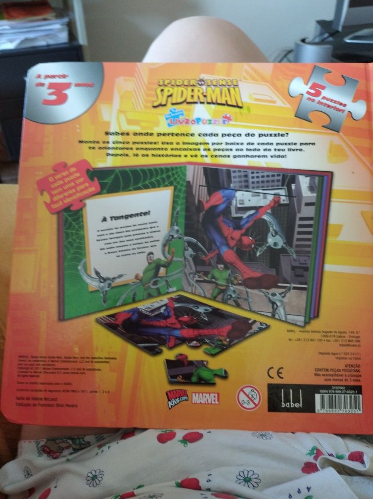 Livro com cinco puzzles do Spiderman