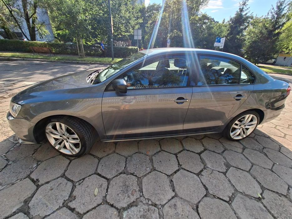 Volkswagen Jetta 2 nowe komplety opon (lato-zima). 2 komplety felg. Stan bardzo zadbany