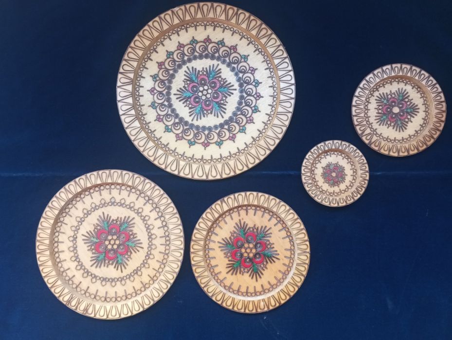 Talerze ozdobne drewniane do powieszenia na ścianie PRL