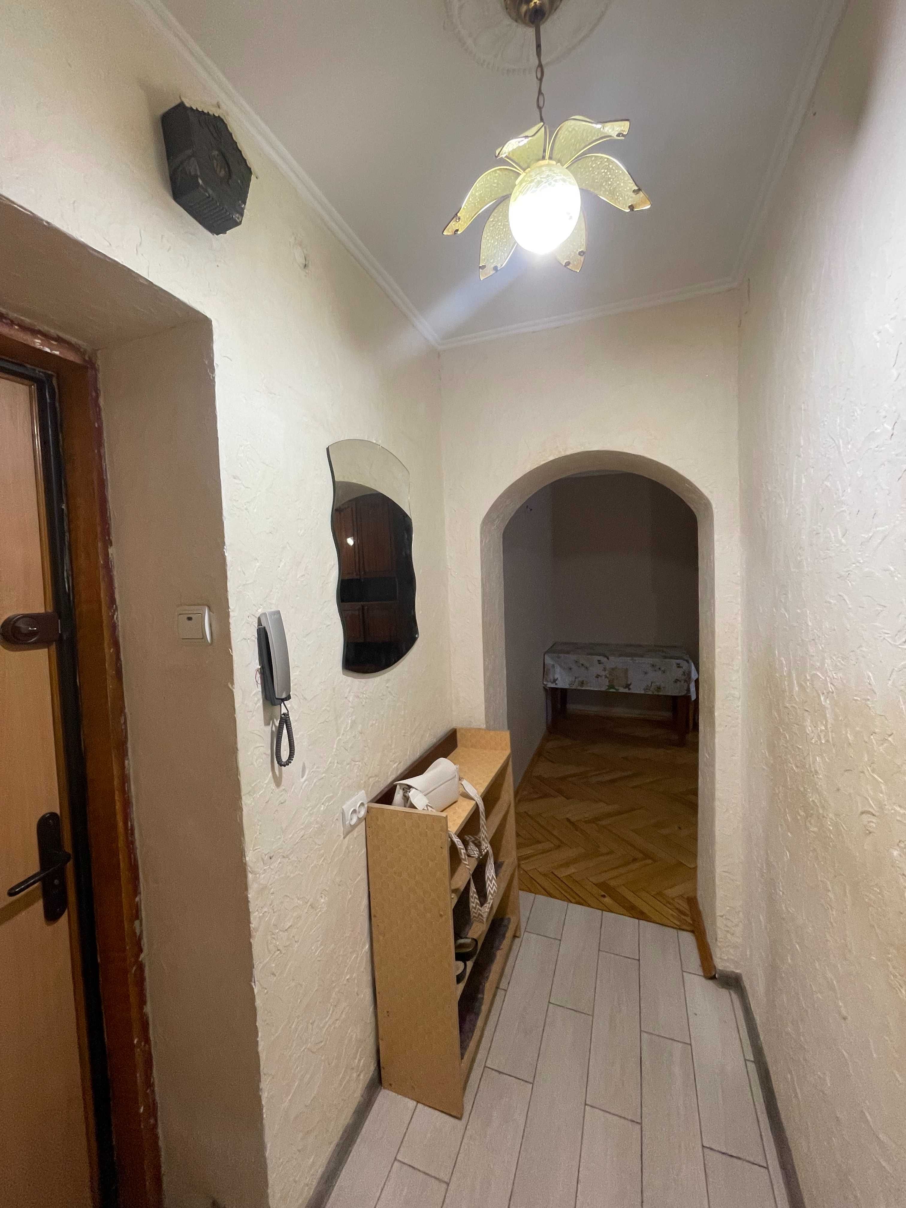 Продаж 2кім квартири по вул Роксоляни 55тис уо