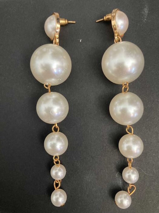 A elegância encontra -se com a Pérola de Rhea da Dalmory. Abrace-a.