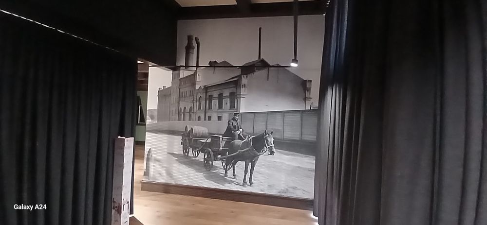 Наклеювання поклейка шпалер