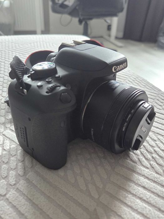 Lustrzankę Aparat Canon EOS 750D z dwoma obiektywami 18-55mm i 50mm