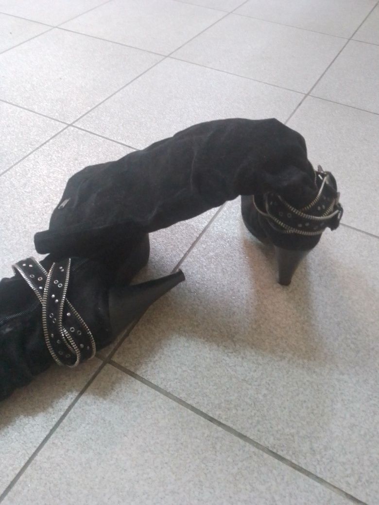 Botas pretas em camurça